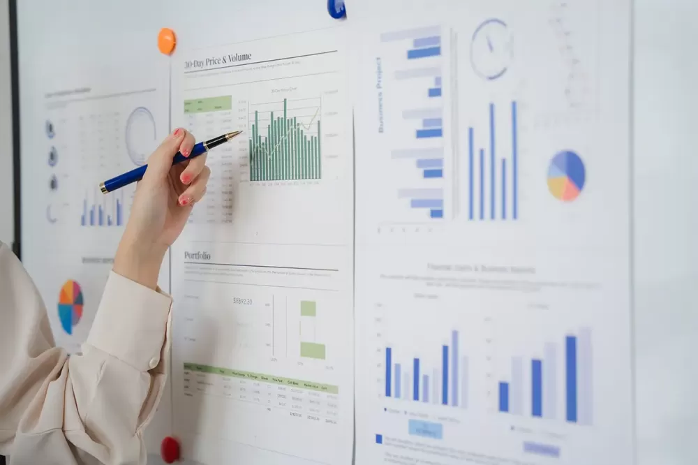 Planification d’une création d’entreprise avec schéma sur papier