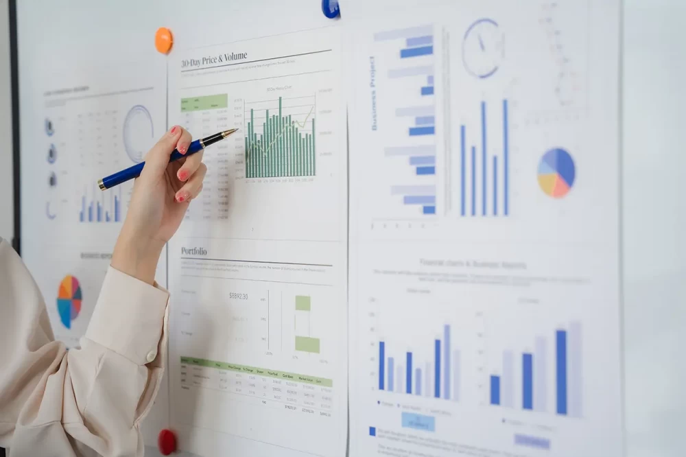 Planification d’une création d’entreprise avec schéma sur papier