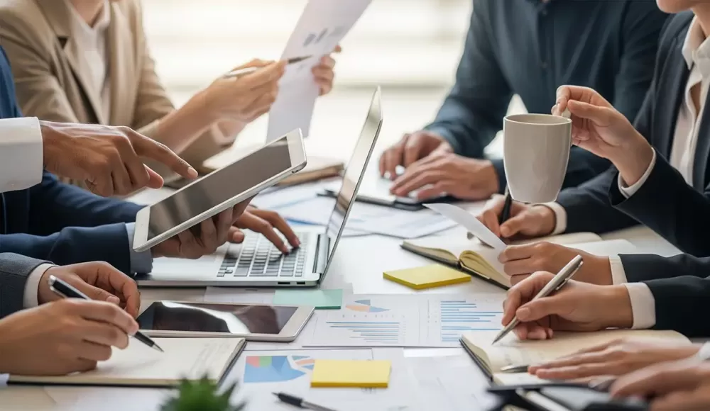 Équipe d’un cabinet comptable réunie autour d’un projet client