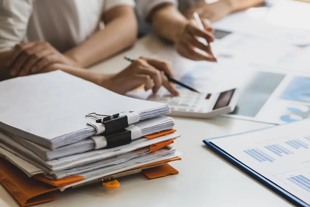 Réunion de gestion dans une PME accompagnée par un cabinet comptable