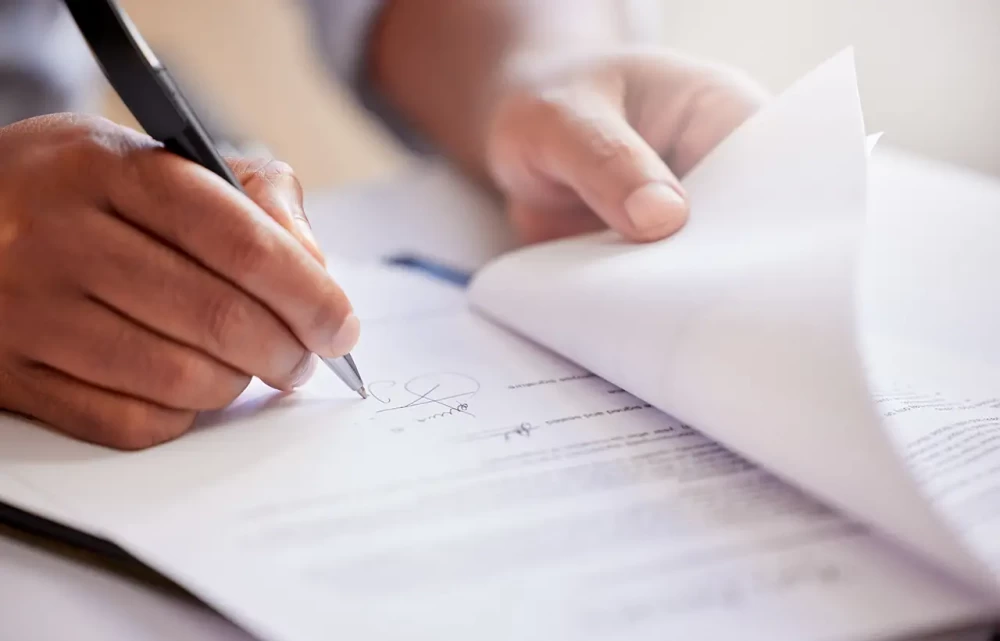 Signature d’un document juridique en cabinet comptable